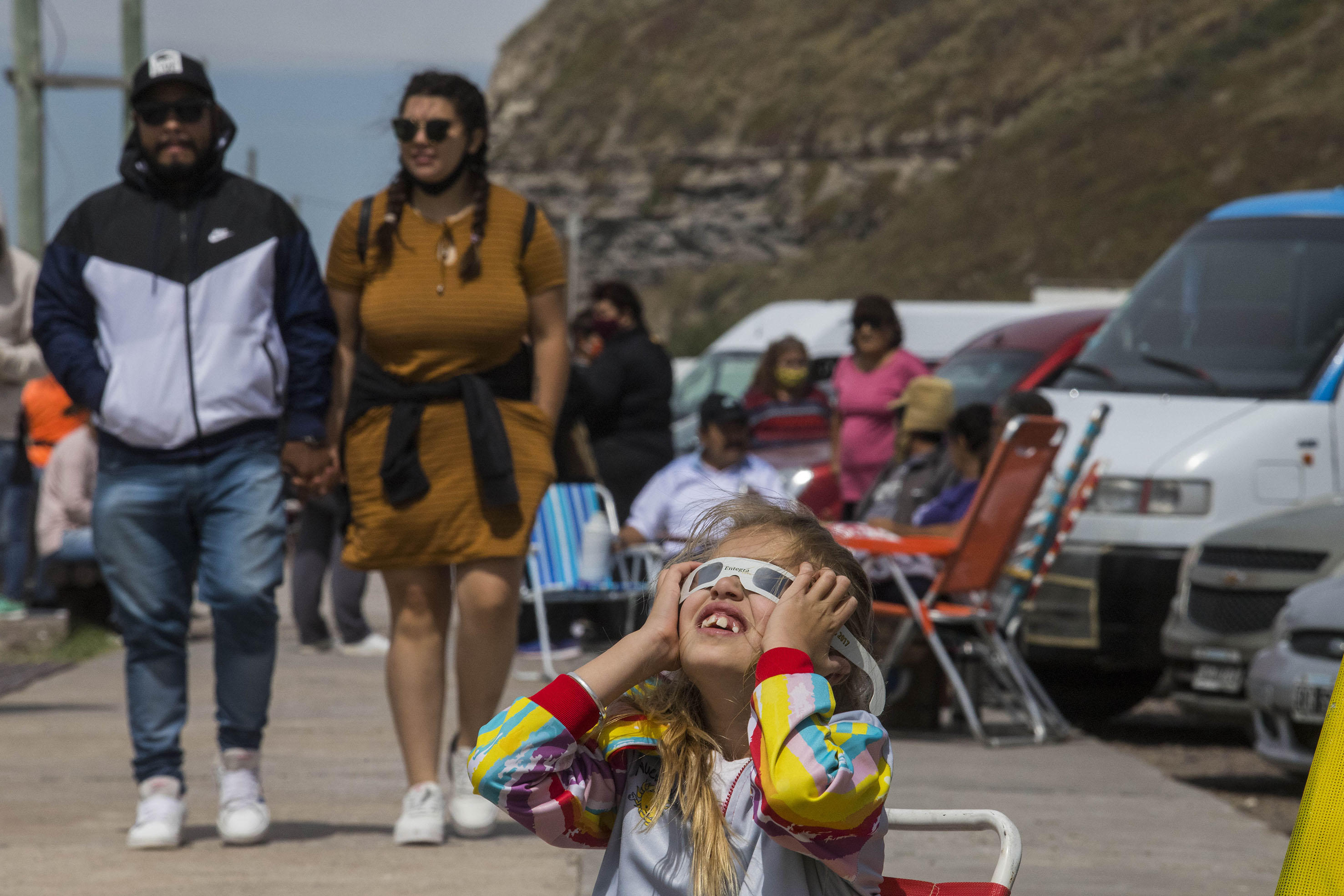 La gente disfrutó el eclipse solar en El Cóndor. Foto: Marcelo Ochoa