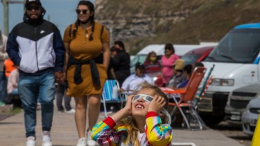 La gente disfrutó el eclipse solar en El Cóndor. Foto: Marcelo Ochoa