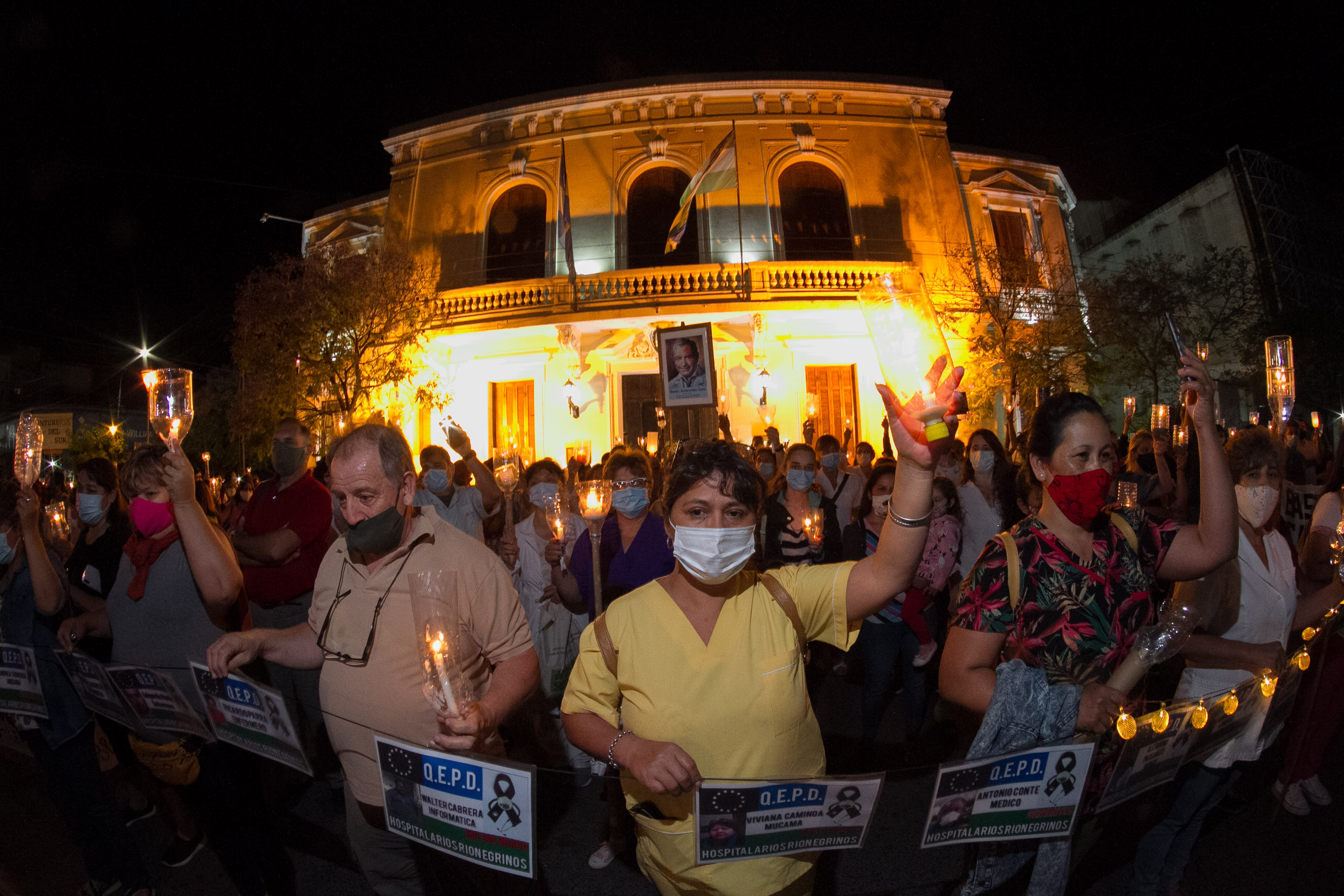 La marcha de antorchas frente a la Casa de Gobierno, en Viedma. Fotos: Pablo Leguizamón.