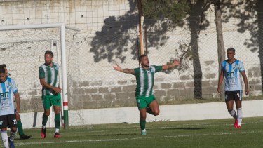 Parisi festeja el tanto del partid para Camioneros Foto: Pablo Leguizamon