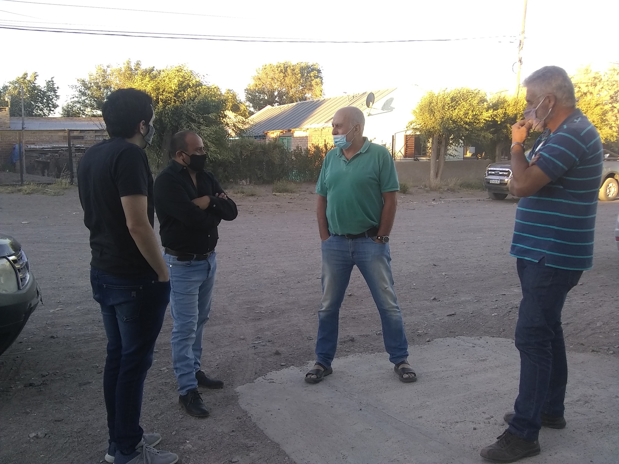 La semana pasada, Gustavo Casas visitó Jacobacci junto al ingeniero Ricardo Curetti. Ambos se reunieron con el colaborador de UOCRA, Mario Pichimán y el concejal Joel Córdoba. Foto: gentileza. 
