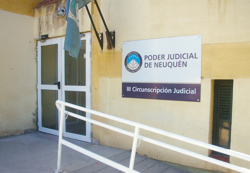 El juicio oral se realiza a puertas cerradas en Zapala. (Archivo)
