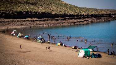Se puede disfrutar de un día de playa muy cerca de Picún Leufú.
