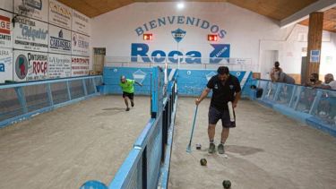 Las canchas conservan su piso original. Mantenerlas exige un gran esfuerzo, pero los fanáticos disfrutan todos los días. (Foto: Juan Thomes)