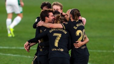 El Barsa le ganó 2-0 al Elche y se mantiene en el tercer lugar de la Liga Española