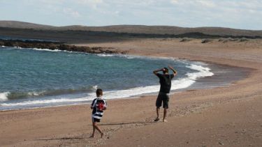 A pesar del viento, la costa rionegrina sigue siendo una de las elegidas por el turismo nacional. Foto: gentileza.-