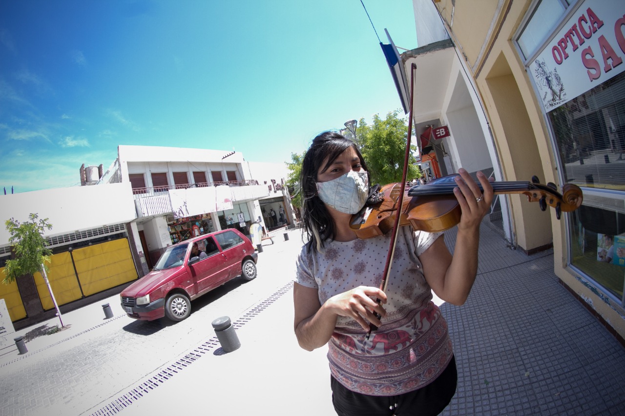 Rocío Saavedra y su violín en la Buenos Aires. Foto: Pablo Leguizamón.