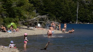 ¿Buscas una playa tranqui en Bariloche? Un paseo por Lago Guillelmo, a 35 km de la ciudad