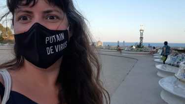 Un insulto al virus en el barbijo, mientras recorre en el Park Güell de Barcelona. Fotos Gentileza Jimena Remón.