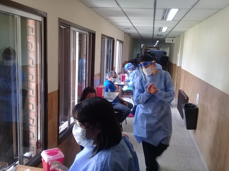 La vacunación se realizó en el hospital local. Foto: Facebook Juan Carlos Parada