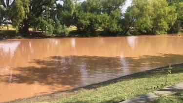 Así se veía el río Limay después de la tormenta. (Gentileza).-