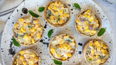 Un clásico: canastitas de choclo y salsa blanca