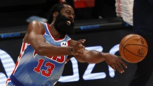 Harden brilló con un triple doble en su estreno en los Nets