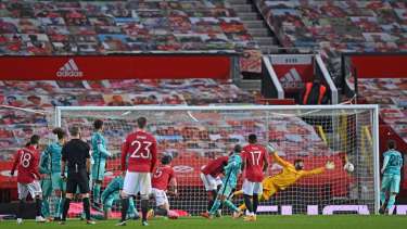 El portugués Bruno Fernandes, de tito libre, le dio el triunfo al United.