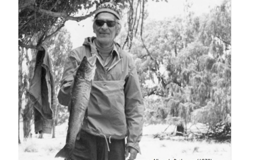 El escocés Allan Fraser, leyenda entre los pescadores, en una foto tomada en Junín de los Andes, donde ataba moscas y sacaba truchas como nadie.