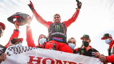 Benavides disfruta de su conquista en el Dakar