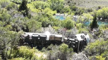 Accidente fatal: un camión volcó y cayó a un barranco en la Ruta 65