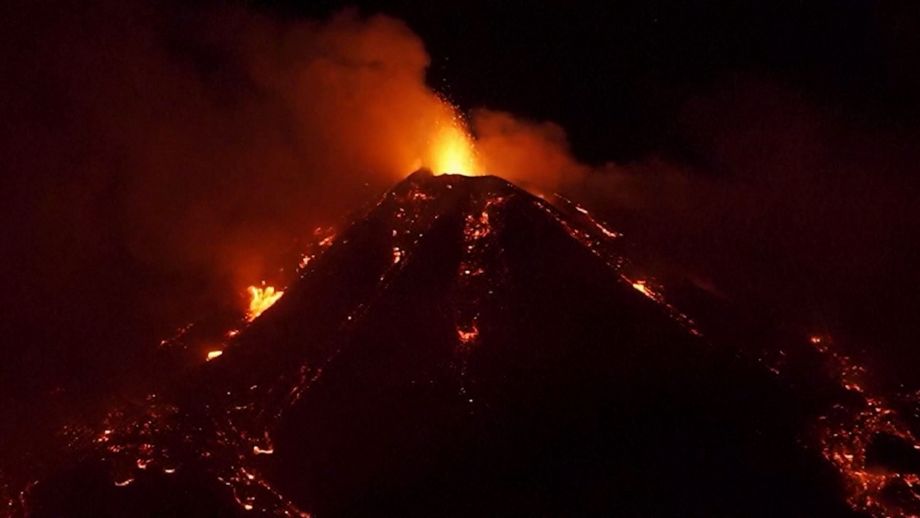 Así se vio anoche la explosión del Etna, en Sicilia.-