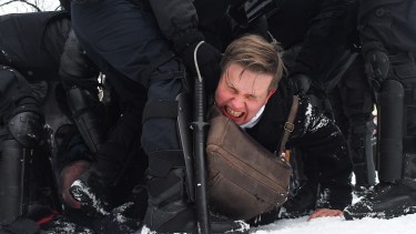 Police detain a man during a rally in support of jailed opposition leader Alexei Navalny in Saint Petersburg on January 31, 2021. - Navalny, 44, was detained on January 17 upon returning to Moscow after five months in Germany recovering from a near-fatal poisoning with a nerve agent and later jailed for 30 days while awaiting trial for violating a suspended sentence he was handed in 2014. (Photo by Olga MALTSEVA / AFP)