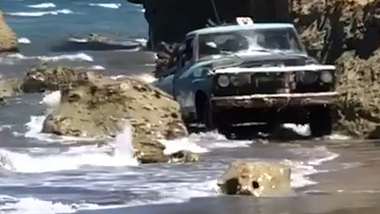 Esta imagen del pulpero al volante de su antigua F-100 entre el agua y las piedras se hizo viral. Captura de video.
