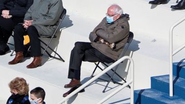 Bernie Sanders se viralizó por su look en la asunción de Biden. Foto: Reuters.-