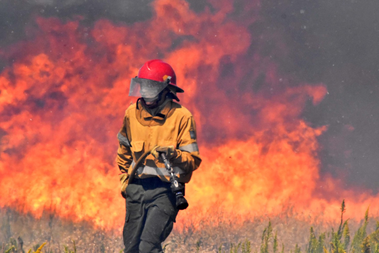Esta semana las bomberas voluntarias participaron en el combate de las llamas en las afueras de Río Colorado. Foto: Jorge Tanos. 