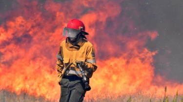 Esta semana las bomberas voluntarias participaron en el combate de las llamas en las afueras de Río Colorado. Foto: Jorge Tanos. 