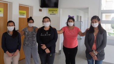 Frente a la Residencia de Madres, que quieren convertir en el área de pediatría. Fotos Juan Thomes.
