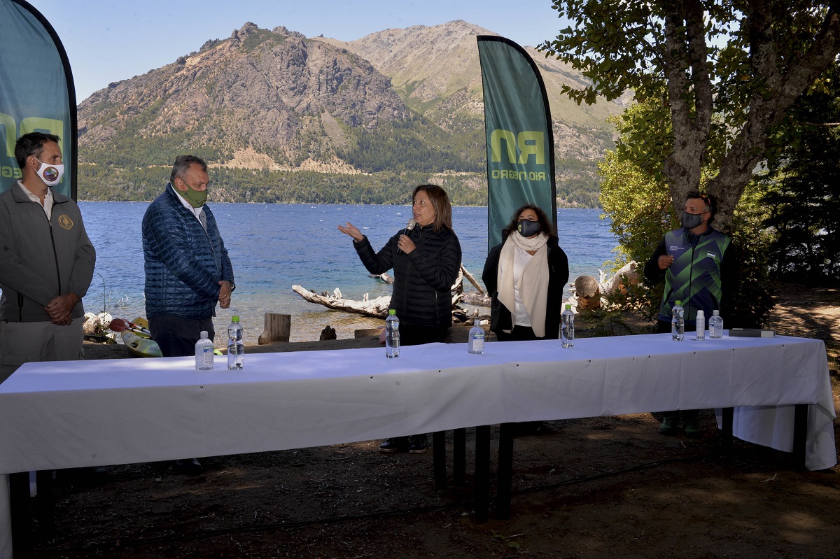 La gobernadora Arabela Carreras presentó ayer en Bariloche el programa educativo de verano. Foto: Gentileza