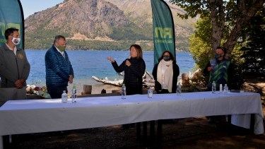 La gobernadora Arabela Carreras presentó ayer en Bariloche el programa educativo de verano. Foto: Gentileza