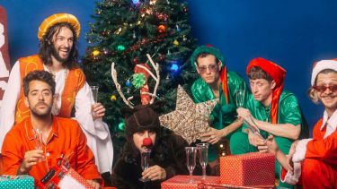 En 2020, Bandalos Chinos había editado "Paranoia Pop" y lo cerró con "Feliz Navibach".