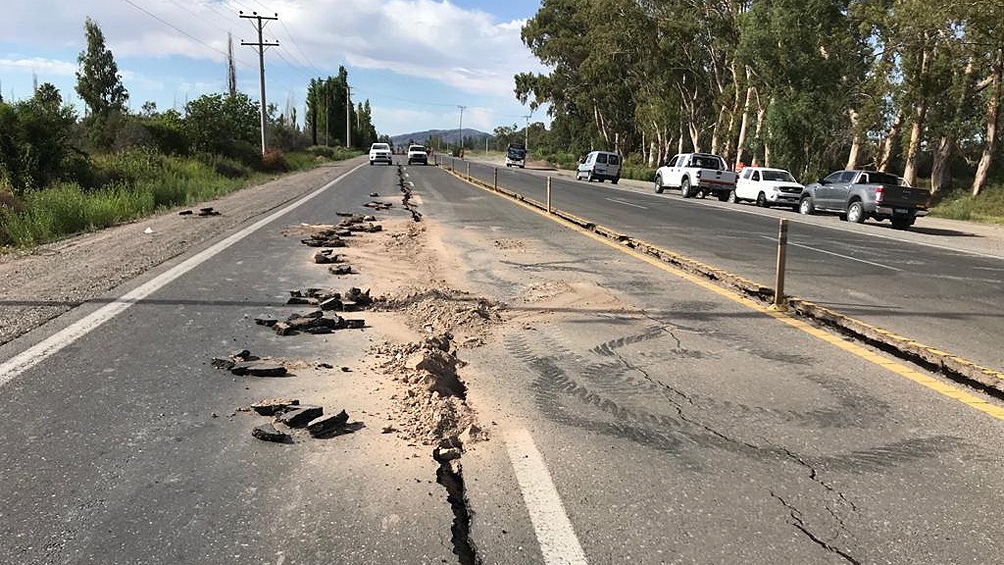 El sismo más fuerte se sintió anoche, pero las réplicas siguieron. Las grietas en el asfalto son parte de la postal postemblor en San Juan. (Cortesía "Mañanas compartidas", Canal 8 San Juan)