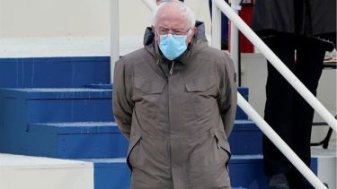 Sanders eligió abrigarse, antes de pasar frío, durante el acto de asunción de su compañero de partido Joe Biden.-