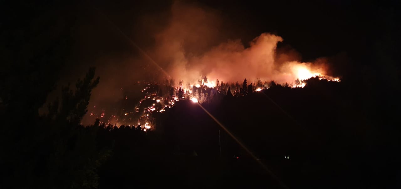 El fuego en el paraje Los Repollos, a unos 19 kilómetros de El Bolsón, se inició el sábado por la tarde. Foto Gentileza