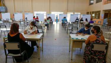 El personal de salud de Roca a la espera de aplicarse la segunda dosis de Sputnik V. Foto: Juan Thomes