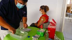 En dos horas, vacunaron a 126 trabajadores de salud de Roca con la segunda dosis