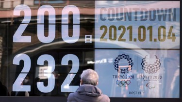El calendario con la cuenta regresiva para el inicio de los Juegos Olímpicos de Tokio 2020, el lunes 4 de enero de 2021. (Foto: AP)