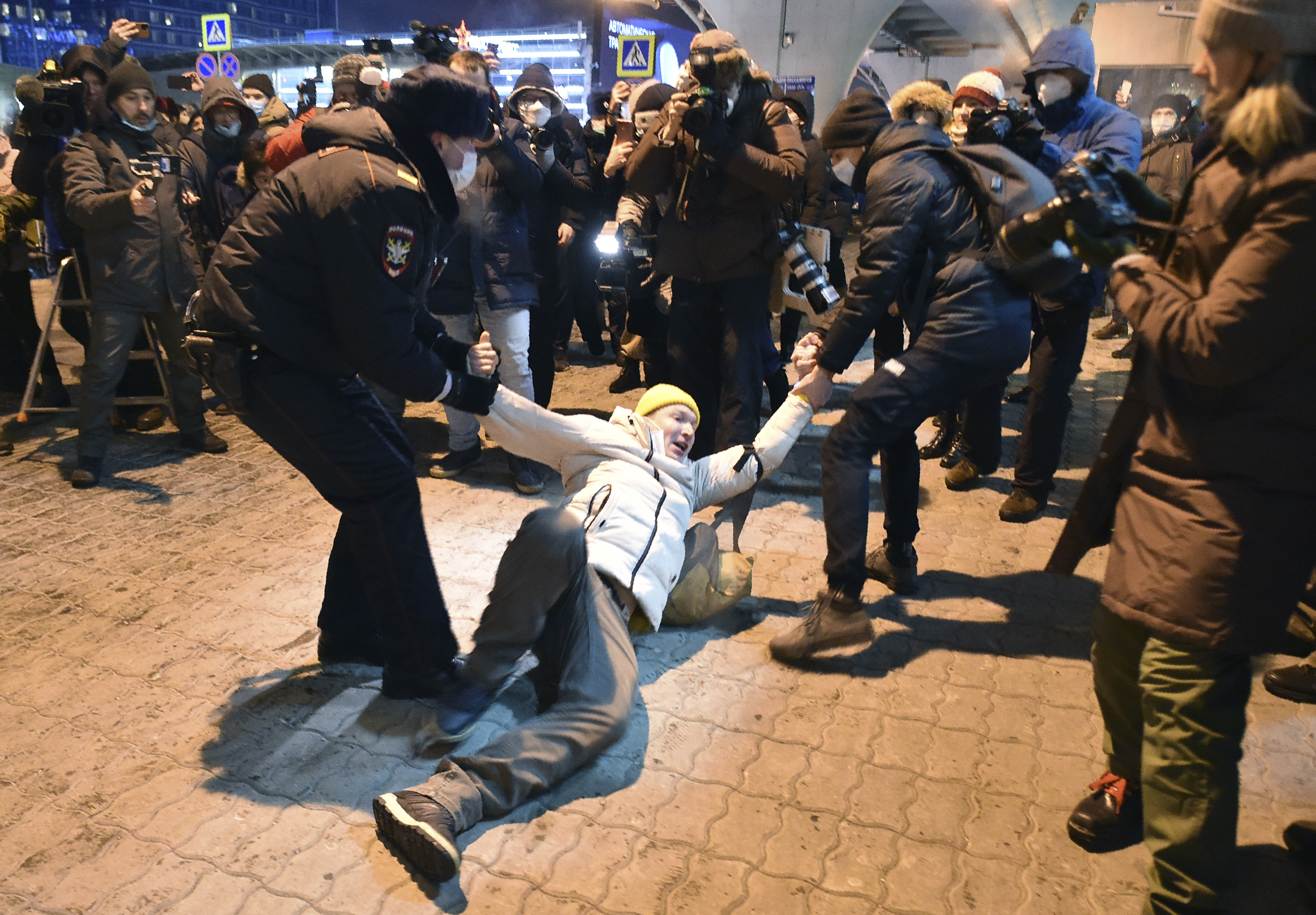 Distintas ONGs afirmaron que 2.509 personas fueron detenidas en más de 60 ciudades de Rusia.