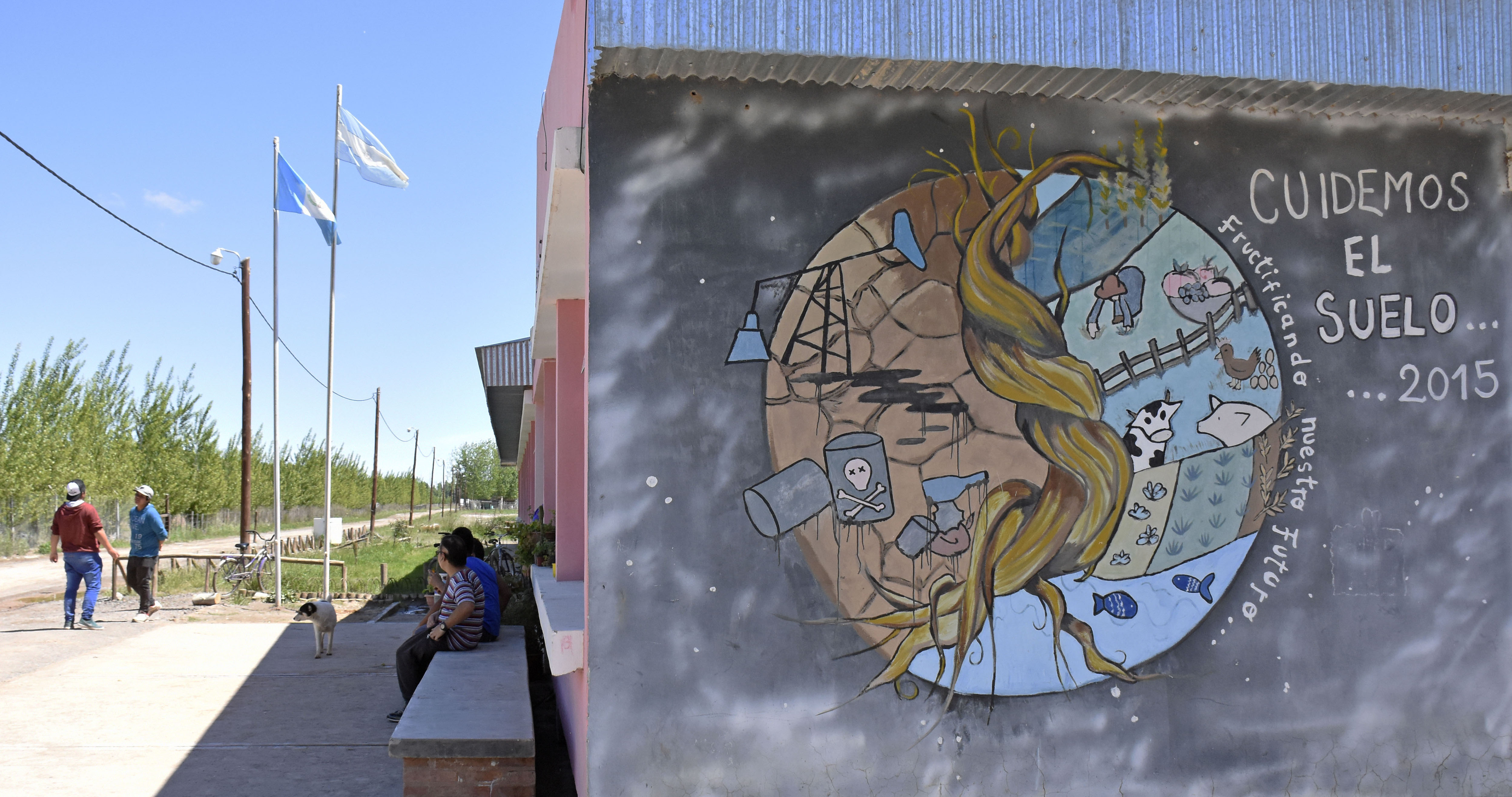 Un mural antifracking en una de las paredes de la escuela. Foto: archivo Florencia Salto.