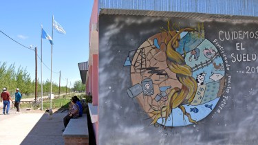 Un mural antifracking en una de las paredes de la escuela. Foto: archivo Florencia Salto.