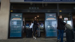 Nuevas restricciones: suspensión de vuelos, aislamiento obligatorio y más testeos