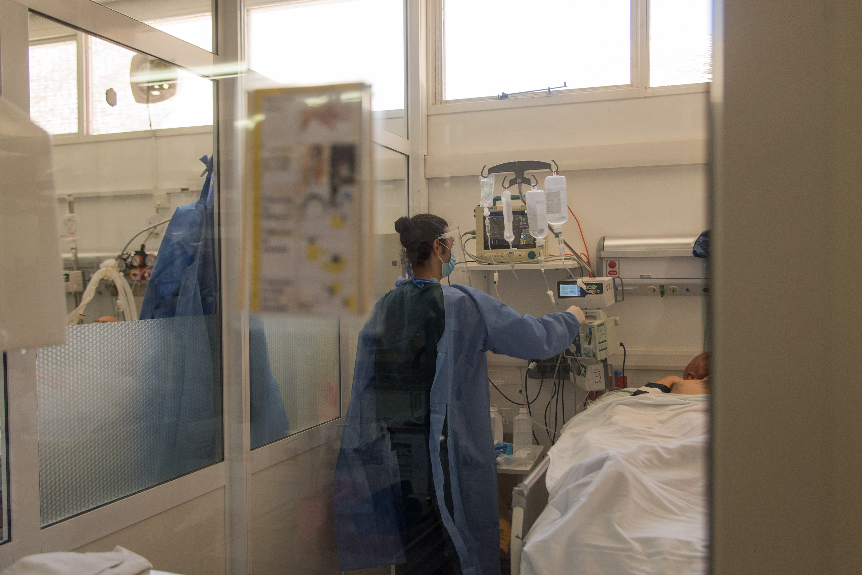 Diez pacientes contagiados con la covid-19 estaban internados hasta este martes en las tres unidades de terapia intensiva que funcionan en Bariloche. (foto de archivo)