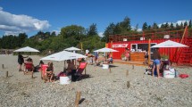 Imagen de Instalan un parador en una playa de Bariloche y denuncian falta de seguridad