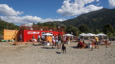 En la playa donde desapareció Andrés Quinteros hay un parador  autorizado por la municipalidad de Baroloche y genera malestar en la familia. Foto: Marcelo Martinez