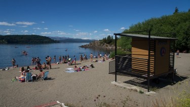 En la playa de Bahía Serena, en el Nahuel Huapi, no hay ningún guardavida. Foto: Marcelo Martínez