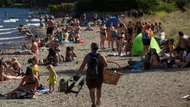 Entre los cuentapropistas que dependen del turismo hay también vendedores ambulantes. Foto: Marcelo Martínez
