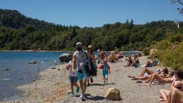 Según el director del hospital Ramón Carrillo, hay 20 turistas con Covid en la ciudad. Foto: archivo