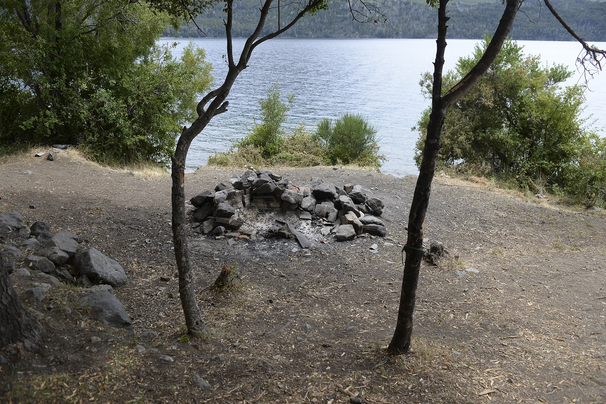 Los fogones en lugares prohibidos son una constante en el parque Nahuel Huapi. Hay infracciones por ese accionar. Foto: Alfredo Leiva