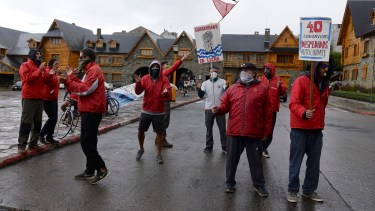 Los guardavidas bajo la lluvia, volvieron a manifestarse hoy en el Centro Cívico para que el municipio vuelva a contratarlos. Foto: Alfredo Leiva