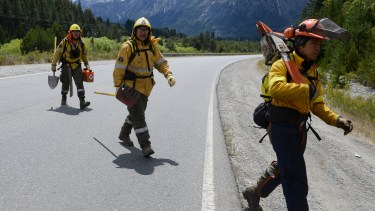 Más de cien brigadistas de diversos organismos trabajan para frenar el fuego en Cuesta del Ternero. Foto: Alfredo Leiva